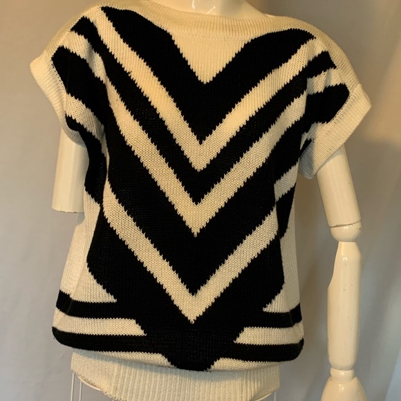 Vintage 80s White and Black light weight sweater - Picture 1 of 5